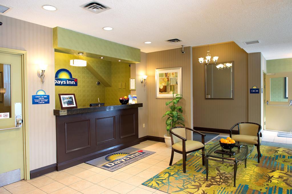 Days Inn By Wyndham Toronto East Beaches Buitenkant foto