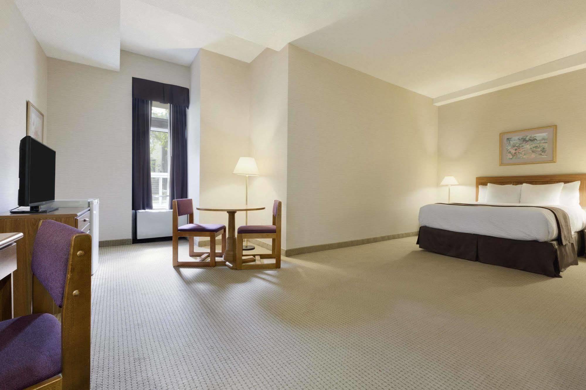 Days Inn By Wyndham Toronto East Beaches Buitenkant foto