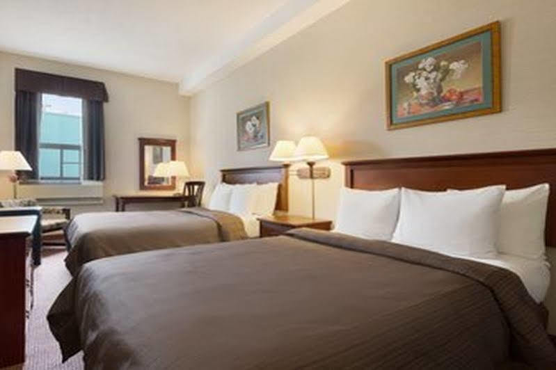 Days Inn By Wyndham Toronto East Beaches Buitenkant foto